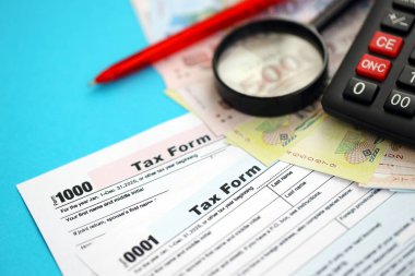 Vietnam çadırı para faturaları ve mavi üzerine yakın vergi formlu hesap makinesi. Vergi ve muhasebe kavramı