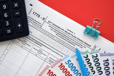 KYIV, UKRAINE - 27 Ocak 2024 Endonezya vergi formu 1770-2 Bireysel Gelir Vergisi İadesi ve kalem
