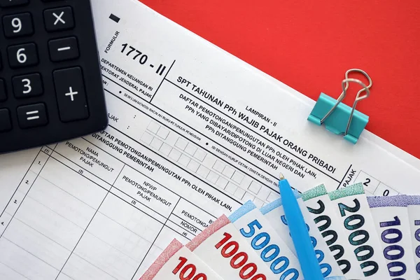 KYIV, UKRAINE - 27 Ocak 2024 Endonezya vergi formu 1770-2 Bireysel Gelir Vergisi İadesi ve kalem