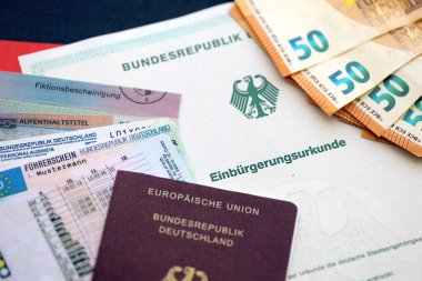 Alman pasaportu ve resmi vatandaşlık belgesinde bir kimlik kartı. Alman vatandaşlığının başarıyla kazanılması için sembolik yakın plan