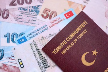 Türkiye 'de sürüş izni kavramı. Pasaportlu ve Türk liralı sürücü belgesi.