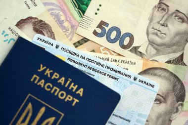 Ukrayna 'da oturma izni kartı veya Ukrayna parasıyla pasaport içeren daimi oturma kartı