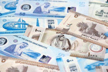 Birleşik Arap Emirlikleri kara para birimi faturaları. Mevcut banknotlar masanın üzerinde büyük miktarda yatıyor.