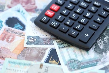 Mısır para birimi banknotları ve hesap makinesi kapanıyor. Vergilendirme ve para sayımı kavramı