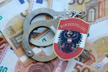 KYIV, UKRAINE - 6 Eylül 2025 Avusturya Federal Polis Teşkilatı ve kelepçe ile yüklü miktarda para