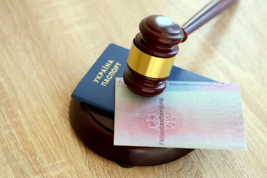 KYIV, UKRAINE - 31 Ağustos 2025 Alman geçici oturma kartı ve Ukrayna pasaportu yargıç çekiciyle kaplıdır. Fiktionsscheinigung