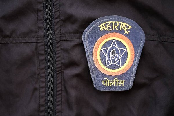 КИЕВ, УКРАИНА - 17 СЕНТЯБРЯ 2025 года Индийский полицейский значок на поверхности черной униформы