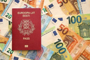 Estonya pasaportu, yakın plandaki büyük miktardaki avroluk para banknotlarına dayanıyor. Avrupa 'da zengin yaşam ve seyahat kavramı