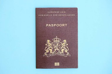 Açık mavi kağıtta Hollanda pasaportu, yakın plan. Avrupa 'da vatandaşlık ve seyahat kavramı