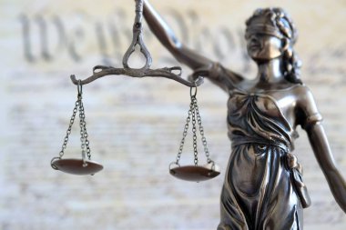 Adalet Heykeli Themis, Birleşik Devletler Anayasa sayfasına karşı gözü bağlı adalet tanrıçası. ABD 'de yargı ve ceza
