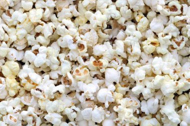 Ev yapımı tuzlu patlamış mısır, en iyi manzara. Yukardan düz uzanmış.