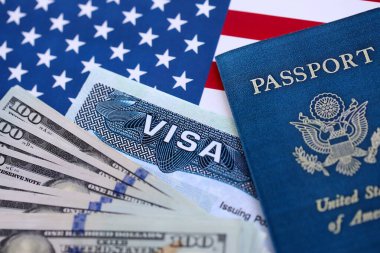 Pasaport ve göçmenlik vizesi ve ABD bayrağına yakın bir sürü para ile birlikte. Göç vizesi ve seyahat vergisi kavramı