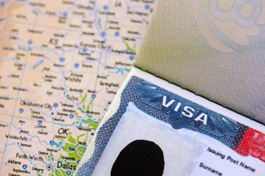 Amerika 'ya vize ve Amerika' ya bir seyahat. ABD haritasının arka planına sahip vize imzası kapat
