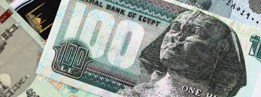 Mısır para birimi banknotları. Mevcut banknotlar masanın üzerinde büyük miktarda yatıyor.