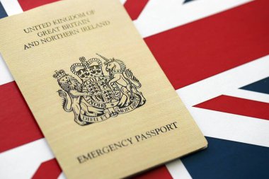 İngiliz acil durum pasaportu. Bayrak arkaplanındaki sarı renkli geçici belge kapat