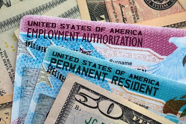 Amerikan dolarları. Kalıcı ikamet ve çalışma izni olan faturalar. Kapatın.