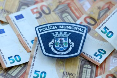 KYIV, UKRAINE - SEPTEMBER 6, 2025 Portekiz Belediye Polisi büyük miktardaki avro para banknotlarını kapatıyorlar