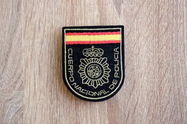 KYIV, UKRAINE - 6 Eylül 2025 İspanya Ulusal Polis Teşkilatı kahverengi ahşap masa yüzeyi üzerinde.