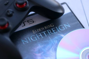 KYIV, UKRAINE - EPTEMBER 8, 2025 Elden Ring Nightreign video oyunu disk ve siyah oyun alanı ile ahşap masada uzanır