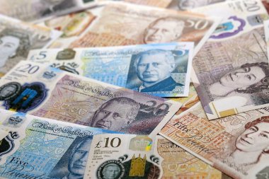 KYIV, UKRAINE - 17 EYLÜL 2025 Büyük miktarda İngiliz sterlin para banknotları