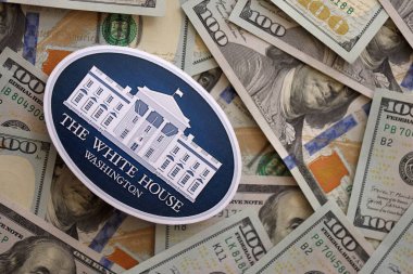 KYIV, UKRAINE - 17 Eylül 2025 ABD dolarları üzerindeki Beyaz Saray rozeti