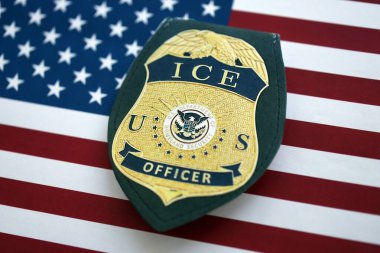 KYIV, UKRAINE - 17 Eylül 2025 Amerika Birleşik Devletleri bayrağında ABD Göçmen Bürosu rozeti