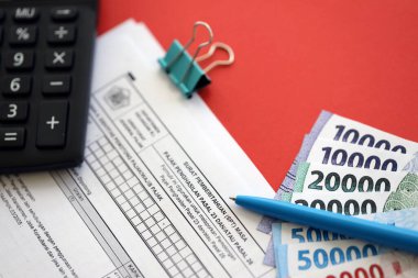 KYIV, UKRAINE - Endonezya 'nın 27 Ocak 2024 tarihli vergi bildirimi (SPT) gelir vergisi 23. maddesi ve muhasebeci masası hakkında 26. Madde