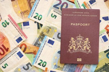 Hollanda pasaportu, yakın plandaki büyük miktardaki avroluk para banknotlarına dayanıyor. Avrupa 'da zengin yaşam ve seyahat kavramı