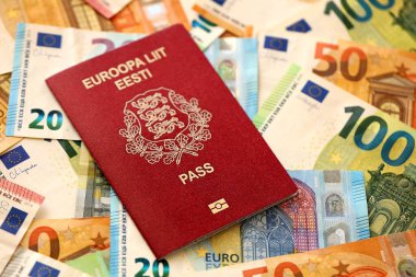 Estonya pasaportu, yakın plandaki büyük miktardaki avroluk para banknotlarına dayanıyor. Avrupa 'da zengin yaşam ve seyahat kavramı
