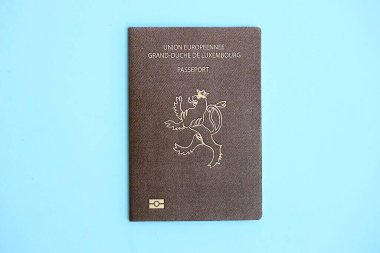 Lüksemburg pasaportu açık mavi kağıt üzerine yakın plan. Avrupa 'da vatandaşlık ve seyahat kavramı