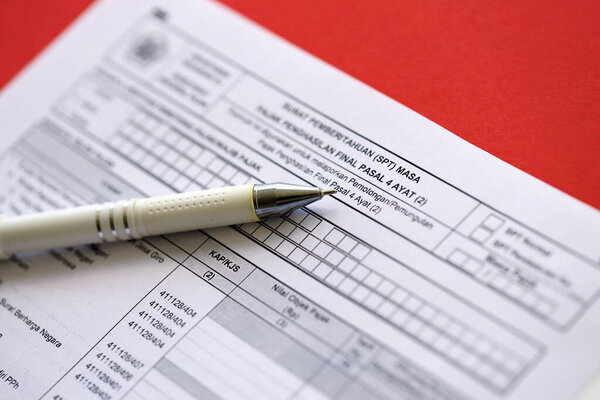 КИЕВ, УКРАИНА - 27 января 2024 года индонезийская налоговая форма уведомления письмо SPT для окончательного периода подоходного налога статья 4 пункт 2 на таблице бухгалтера