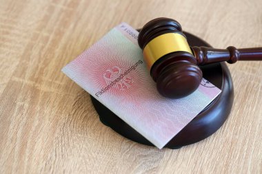 Alman geçici oturma izni numunesi Yargıç Hammer 'a yakın duruyor. Fiktionsscheinigung