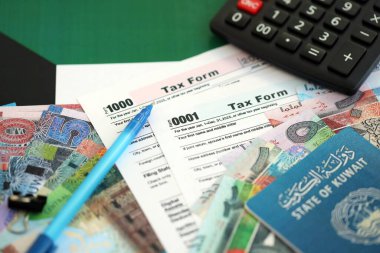 Kuveyt dinarı para faturaları ve vergi formlu hesap makinesi. Vergi ve muhasebe kavramı