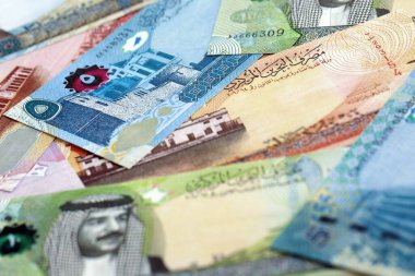 Bahreyn dinar para birimi faturaları. Mevcut banknotlar masanın üzerinde büyük miktarda yatıyor.