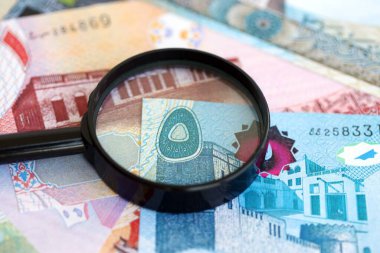 Bahreyn dinar para birimi faturaları ve büyüteç yakın çekim. Finansal izleme ve vergilendirme kavramı