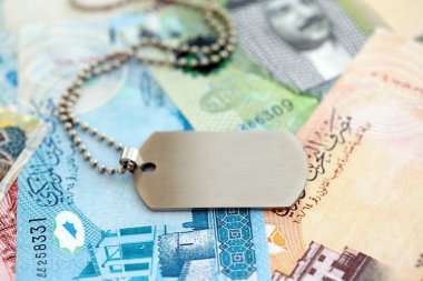 Bahreyn dinar para birimi faturaları ve askeri jeton. Askerlik konsepti