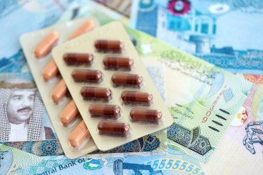 Bahreyn dinar para birimi faturaları ve ilaç hapları yakında. İlaç ve eczane kavramı