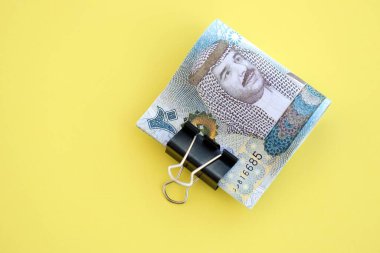 Bahreyn dinar para faturaları sarıya yakın çekim için büyük miktarda. Finans ve bankacılık kavramı