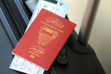 Seyahat çantasındaki Bahreyn pasaportu ve uçak biletleri yakın plan. Seyahat ve tatil kavramı