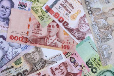 Tayland baht para birimi. Mevcut banknotlar masanın üzerinde büyük miktarda yatıyor.