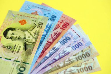 Tayland baht para faturaları sarıya yakın çekim için büyük miktarda. Finans ve bankacılık kavramı
