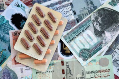 Mısır para birimi faturaları ve ilaç hapları yakında. İlaç ve eczane kavramı