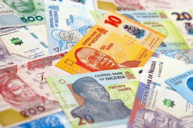 Nijerya naira para birimi. Mevcut banknotlar masanın üzerinde büyük miktarda yatıyor.