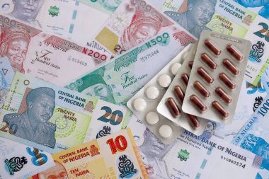 Nijerya naira para birimi faturaları ve ilaç hapları yakında. İlaç ve eczane kavramı