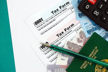 Nijerya naira para faturaları ve vergi formlu hesap makinesi. Vergi ve muhasebe kavramı