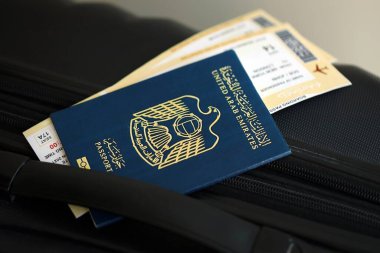 Birleşik Arap Emirlikleri pasaportu ve seyahat çantasındaki uçak biletleri. Seyahat ve tatil kavramı