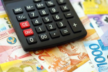 Filipinler Peso para birimi faturaları ve hesap makinesi kapanıyor. Vergilendirme ve para sayımı kavramı