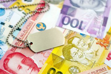 Filipinler para birimi faturaları ve askeri jeton. Askerlik konsepti