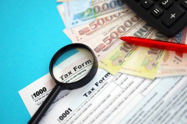 Vietnam çadırı para faturaları ve mavi üzerine yakın vergi formlu hesap makinesi. Vergi ve muhasebe kavramı