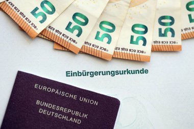 Resmi vatandaşlık belgesinde Alman pasaportu var. Alman vatandaşlığının başarıyla kazanılması için sembolik yakın plan